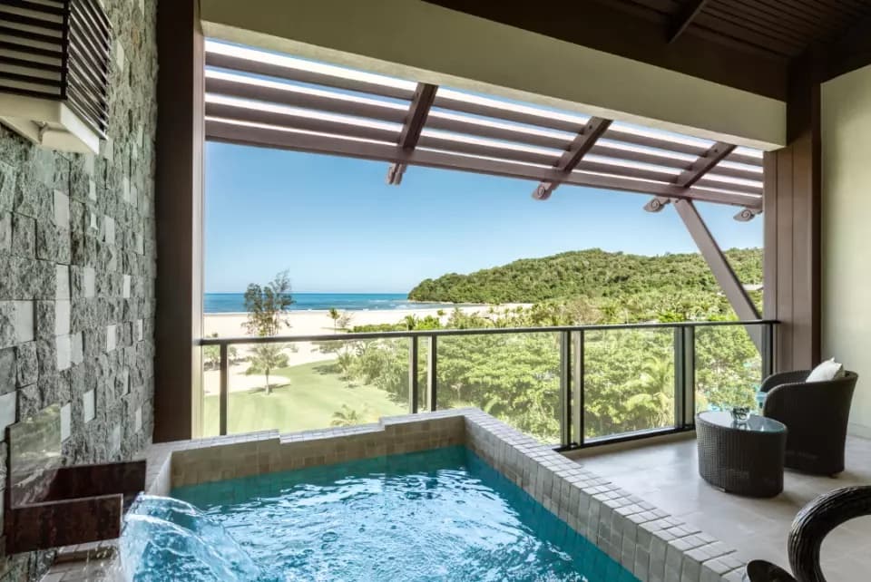 Ocean Wing balcony and oversized outdoor bathtub overlooking the sea at Shangri-La Rasa Ria